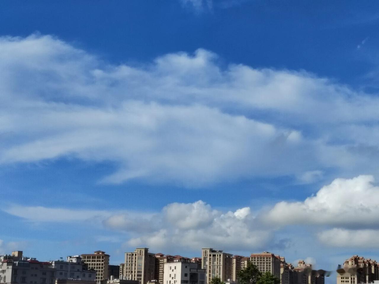 蓝天白云绿地，当然，湛江的空气质量也是很好的。