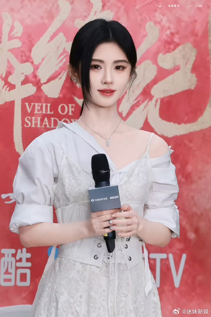 鞠婧祎露肩套装鞠婧祎猫眼美甲鞠婧祎露肩套装，太美了， 