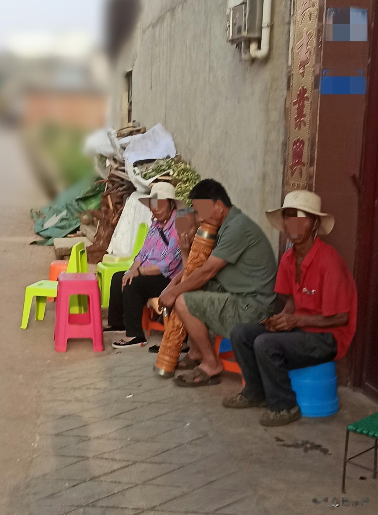 你知道中间的男子抱的是什么吗？“云南十八怪，火筒当烟袋”，说的就是云南的这个水烟