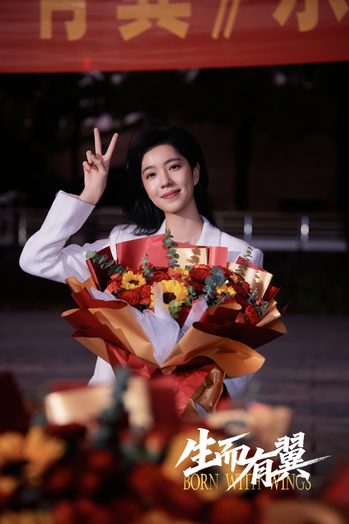 庄达菲生而有翼杀青捧花照 庄达菲生而有翼杀青捧花照，什么时候能和江寓歆见面呢！期