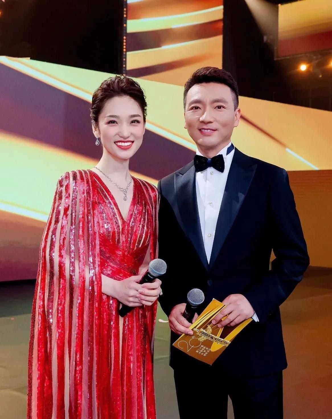 蓝羽之美是天然之美，略施粉黛，倾国倾城，稍微化点淡妆，整个人气质立马就出来了，端