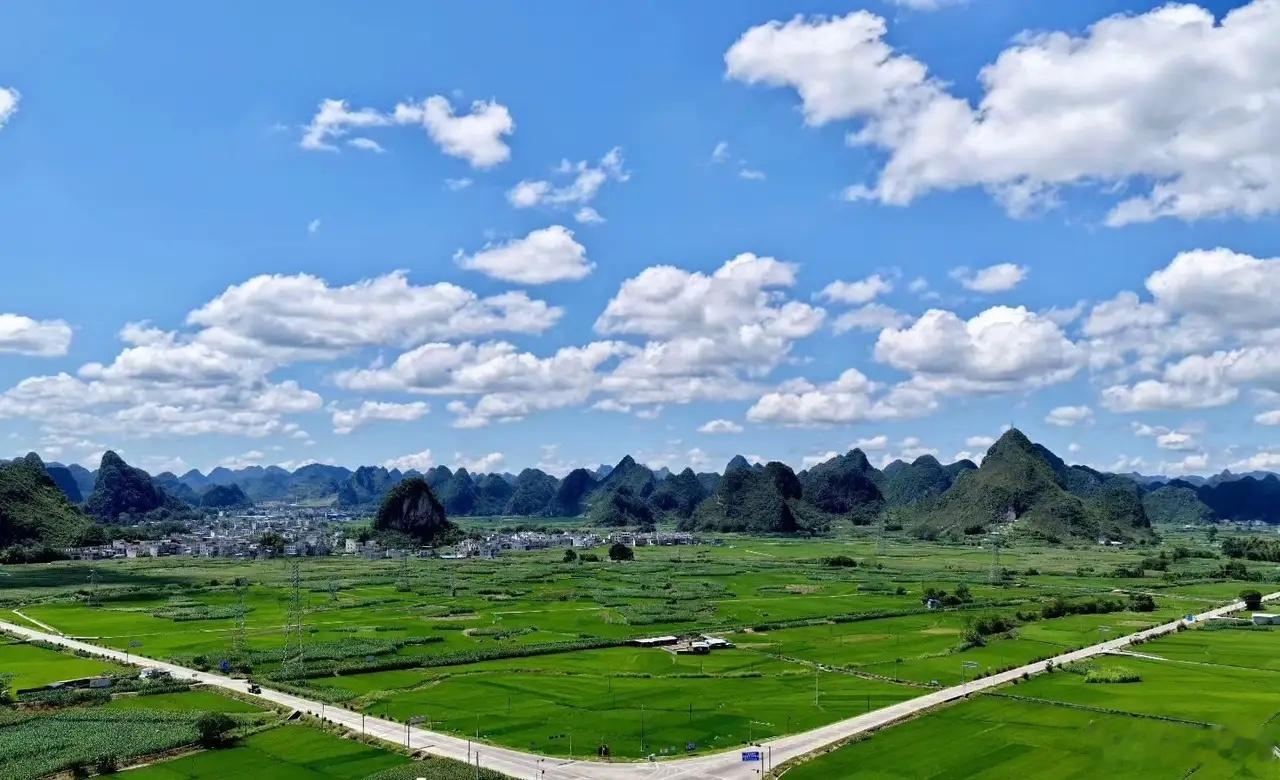周末热门个股盘点，谁能成为下周强势标的？1. 江波龙：存储核心龙头，中报业绩爆发