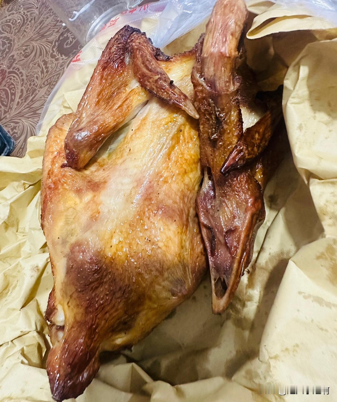 晚上去银行回来路上突然想吃蒜味鸡。
第一时间冲到人家店铺在人家要关门的那一刻拿到