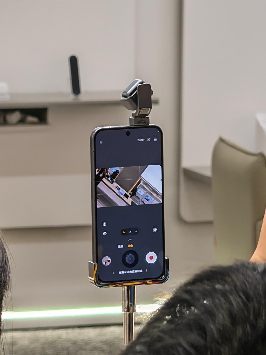 iPhone18Pro十二大升级太强了，但是荣耀在8月12日的三轴机械云台灵活起