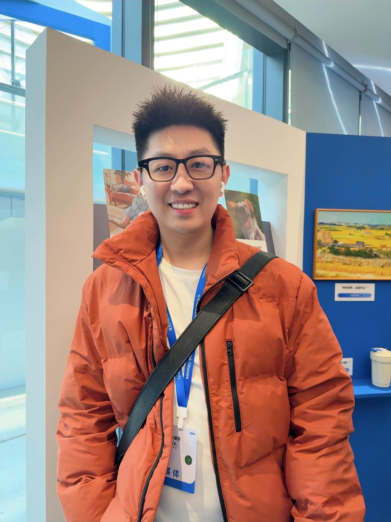 大部分 AI 眼镜，要么沉得像块砖，戴半小时鼻梁就有印子；要么就是个「戴在脸上的