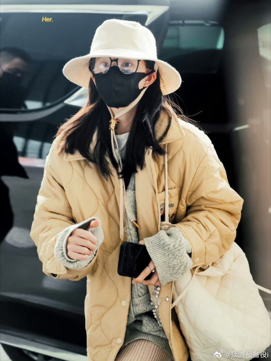 赵露思露思已经平安抵达澳门，17号见面啦～露思就这样美翻我 