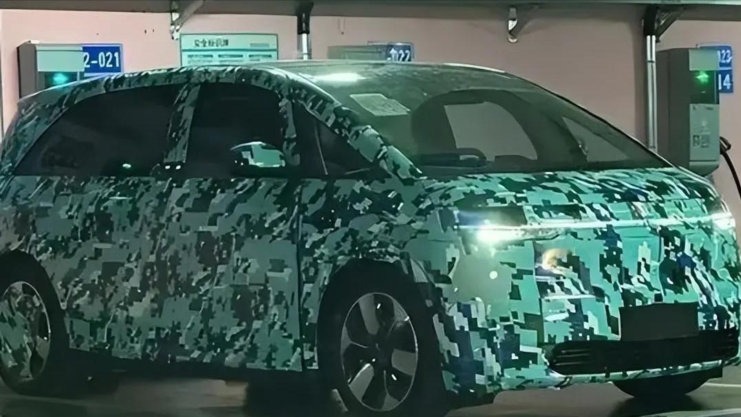 极氪品牌近日曝光了其备受期待的第二款MPV车型，展现了其在设计上的独到见解。这款