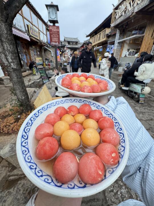 白沙古镇。。雪山下的牦牛冰汤圆。。。好吃😋。。