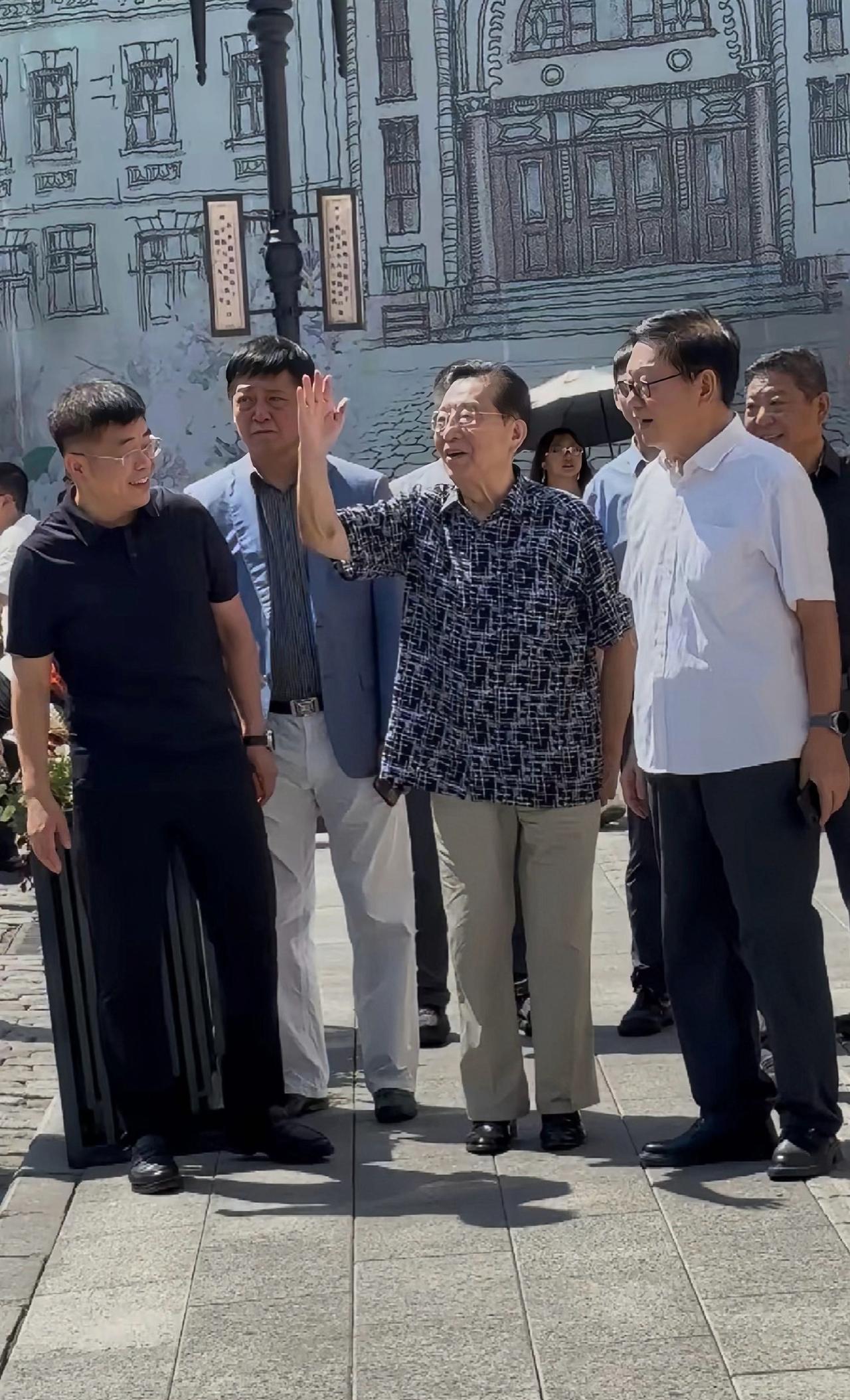 近日，男高音歌唱家李双江现身哈尔滨，乐呵呵地跟大家打招呼，86岁老爷子的状态，很