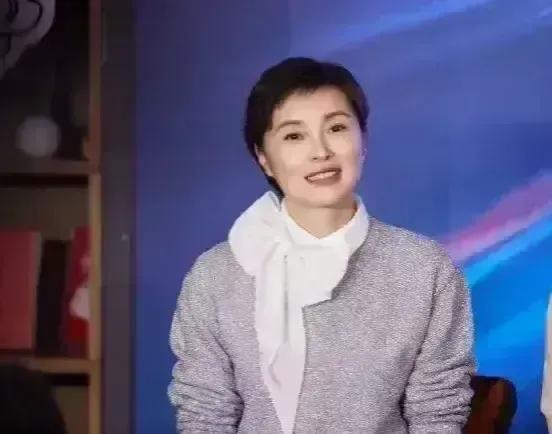 吴越终于高调了一次！一袭银丝毛衫配白色蝴蝶结衬衫，美得像白玫瑰一般惊艳，不结婚不