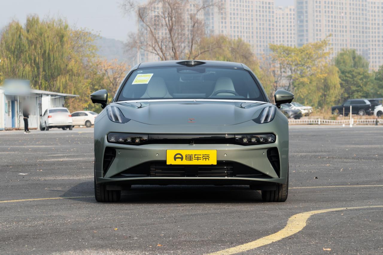 第一眼看极氪001，猎装造型一眼沦陷，尤其是侧面很帅气，线条饱满高级，灯组精致，