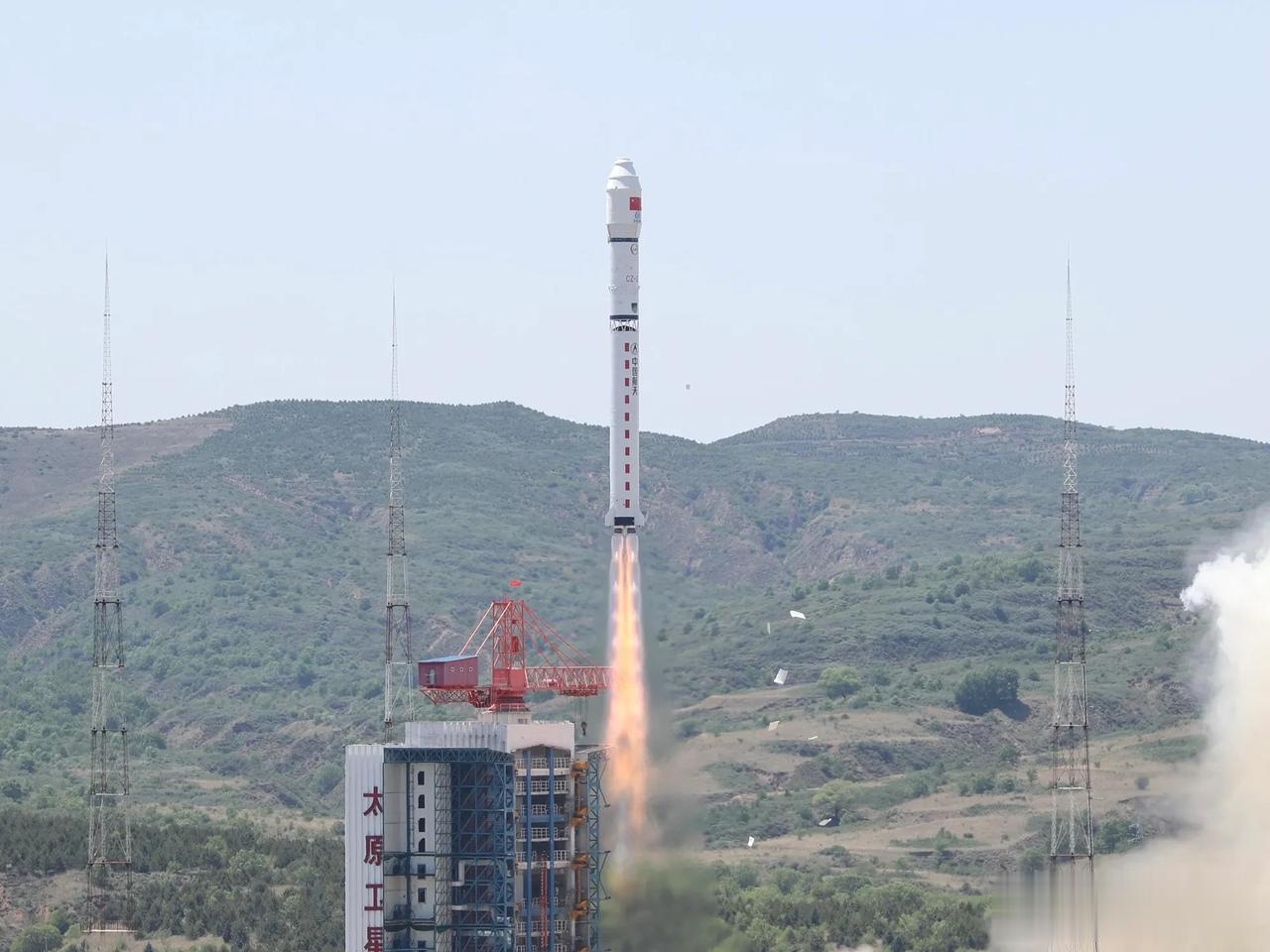 我国成功发射“一箭41星”，刷新了我国一箭多星新纪录。
6月15日13时30分，
