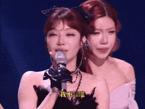 维妮娜在无人的后台崩溃大哭。这戏剧性的一幕，与其说是一场情绪的失控，不如说是一次