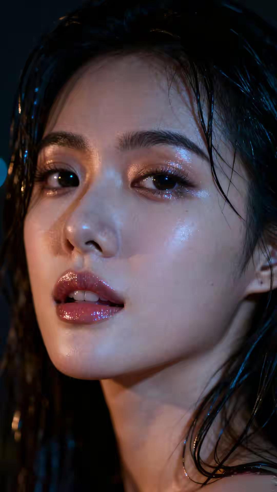 雨中漫步，湿漉漉的肌肤散发着迷人的光泽，唇上微光，似有若无。