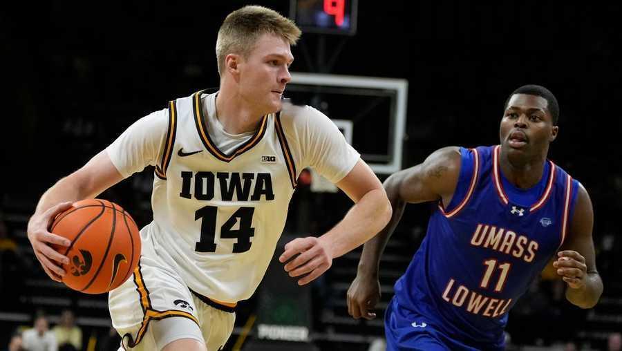 全美第25号种子爱荷华大学坐镇主场以90比62战胜了马萨诸塞大学洛厄尔分校。本场