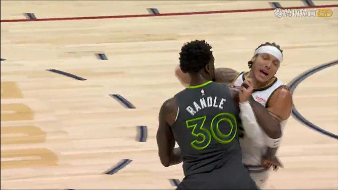 不理解，兰德尔最后是要跟戈登比谁壮吗？
先是界外球阻止戈登接球，动作相当之大，被
