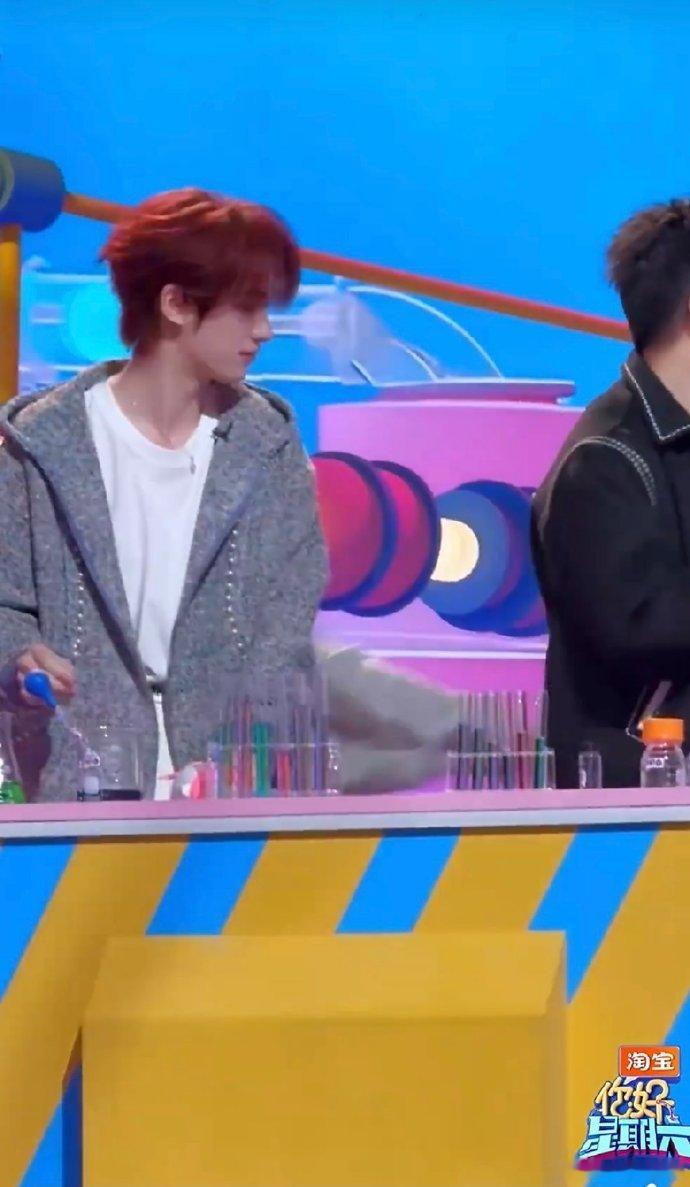 丁程鑫好6团宠有原因的你好星期六镜头外悄悄扶穿滑鞋的工作人员，帮嘉宾拍掉身上杂物