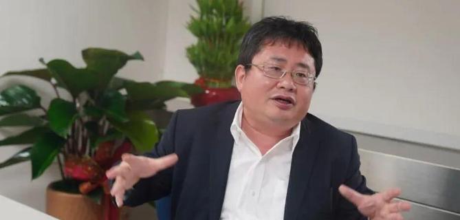 长期支持“台独”的日裔台籍媒体人矢板明夫周一在台湾演讲时挨了重重一拳，被打得嘴唇