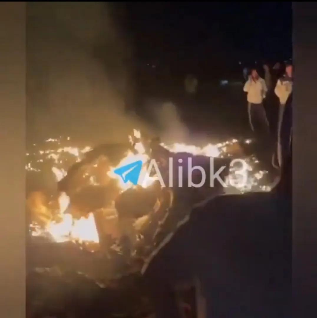 伊朗昨天击落击伤的美军战机、直升机挺多，这是另外一架被伊朗打下来的飞行器，烧的不