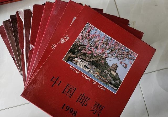 收拾房间翻出30年邮票，用豆包找回收渠道。它秒推马甸市场和家附近荟聚的店，联系后