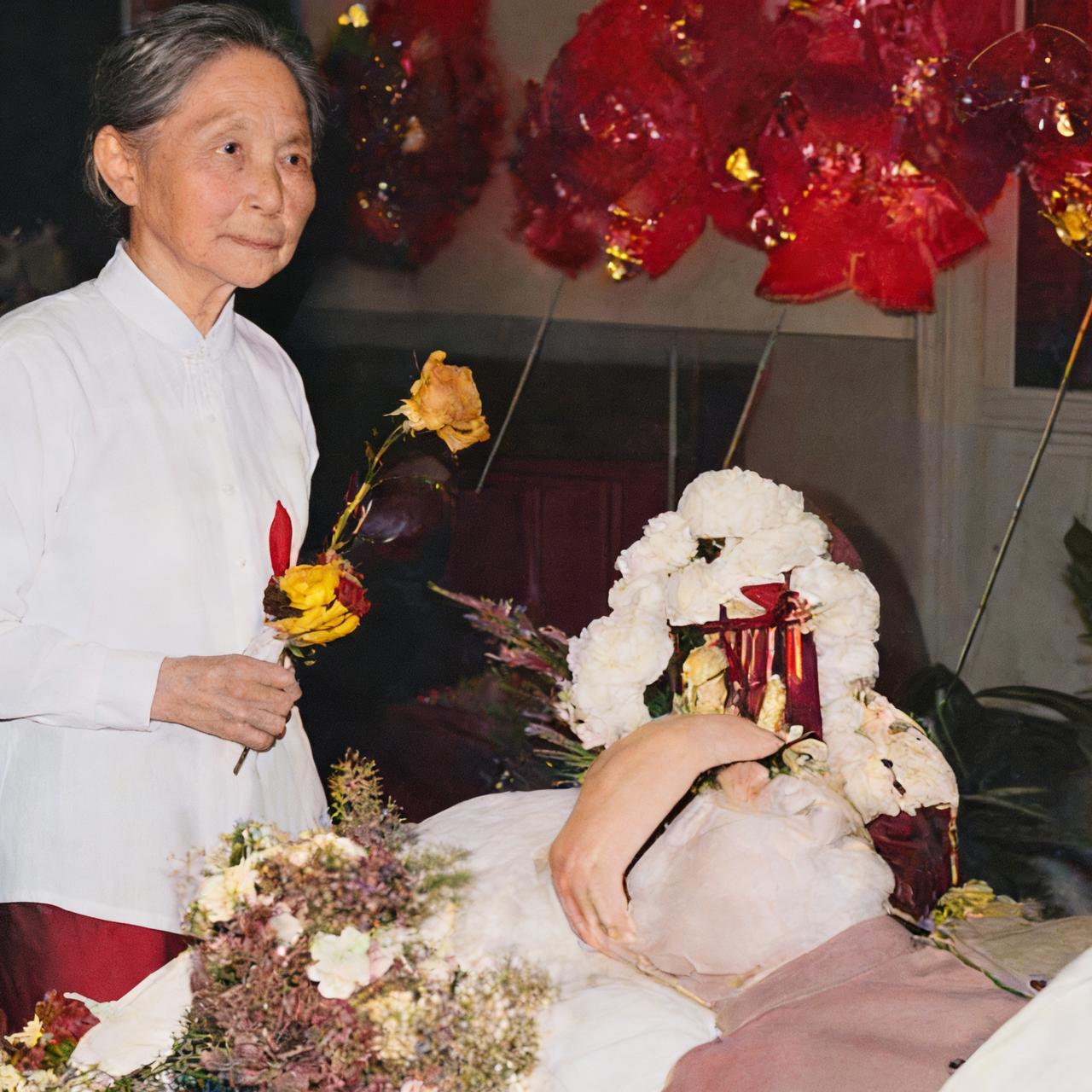 80年代，沈从文遗体告别，妻子张兆和缓步走到丈夫身边，脸上神情肃穆，这一张照片也