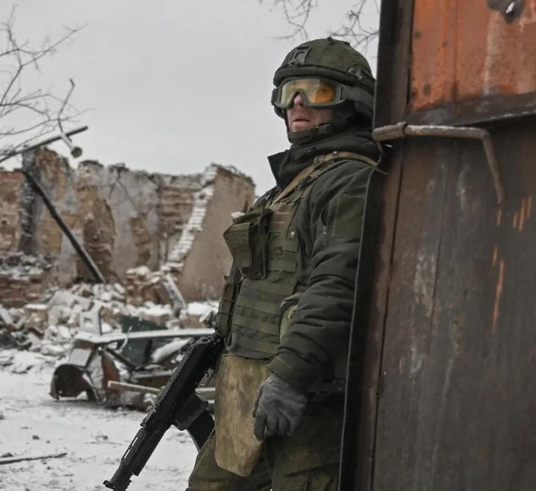 俄军拿下整个红军城指日可待了，由于俄军对乌军后勤补给的打击，使得深处于红军城的乌