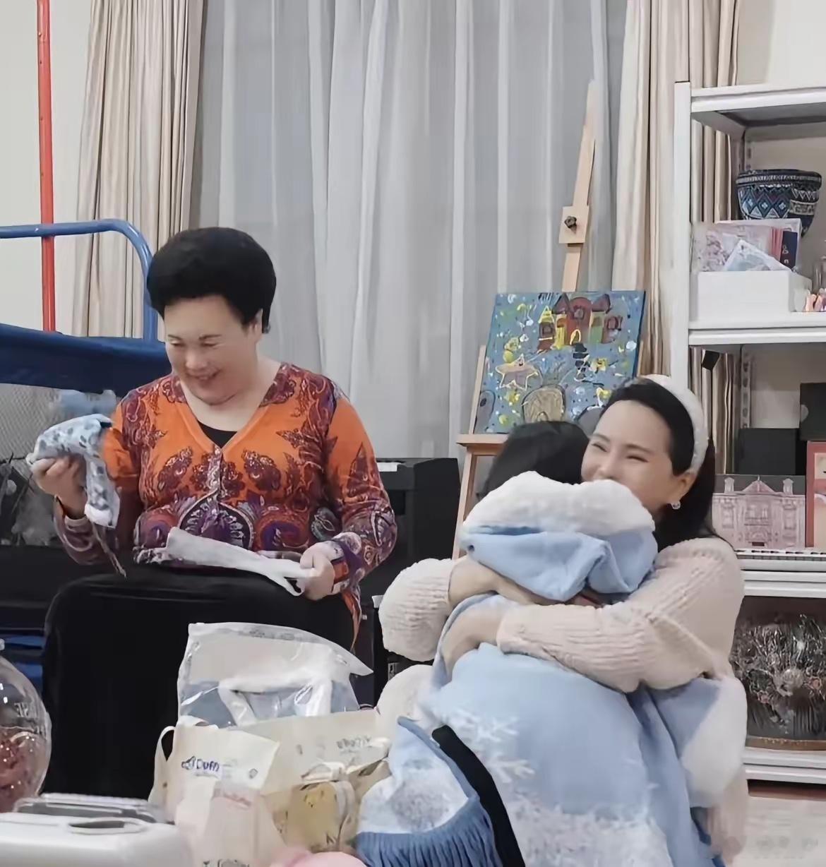 伊能静公婆到上海看米粒，家里冷要穿棉拖鞋，爷孙牵手散步好暖心伊能静的公婆到上海看