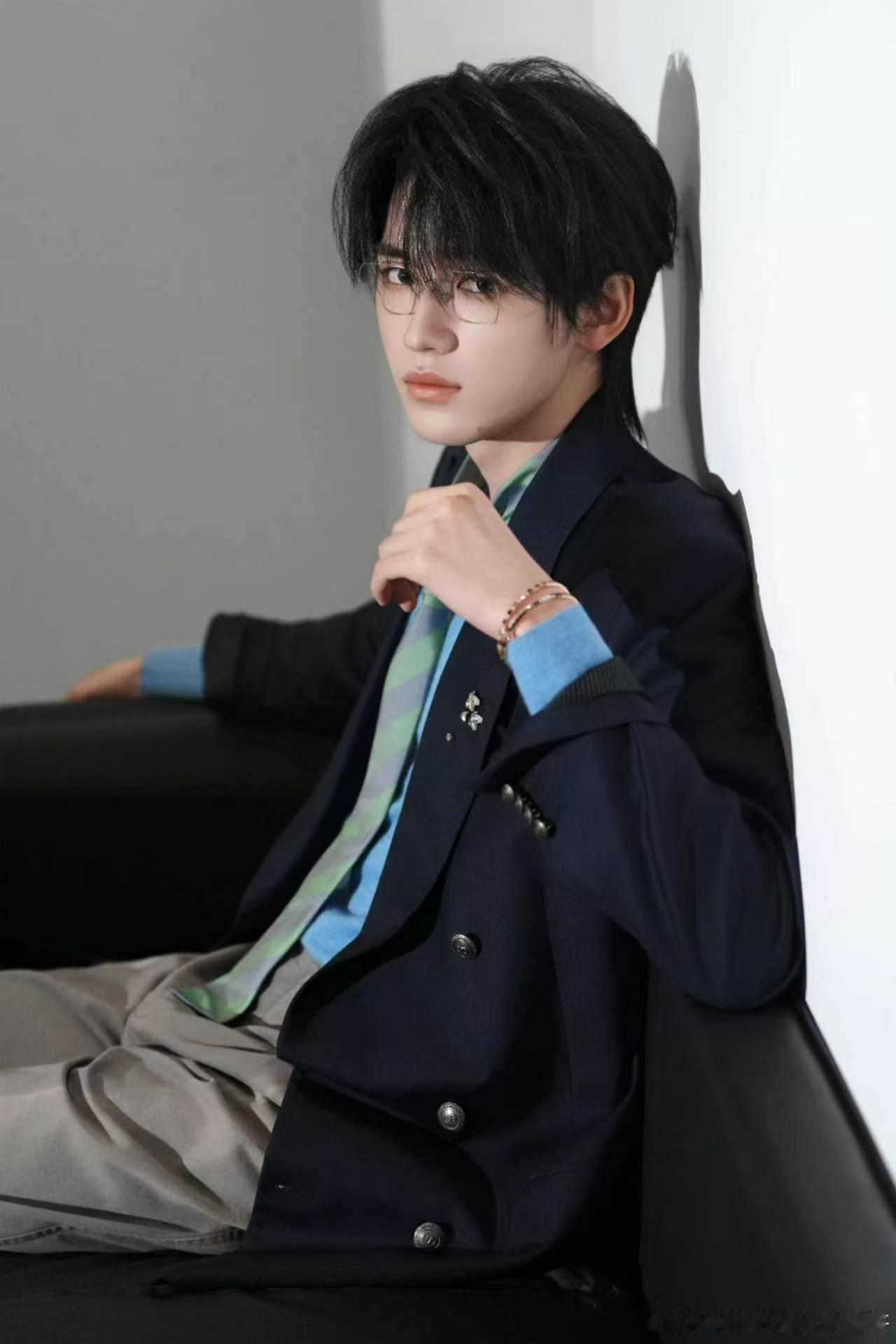 陈小春说对宋亚轩蛮有好感的工作人员眼中的宋亚轩 陈小春直白表达对宋亚轩的好感，这