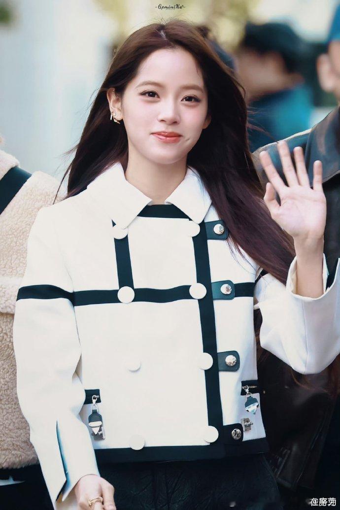 欧阳娜娜牵狗上班谁能拒绝牵狗上班的欧阳娜娜啊！路透里娜比穿搭利落，手牵可爱修勾稳