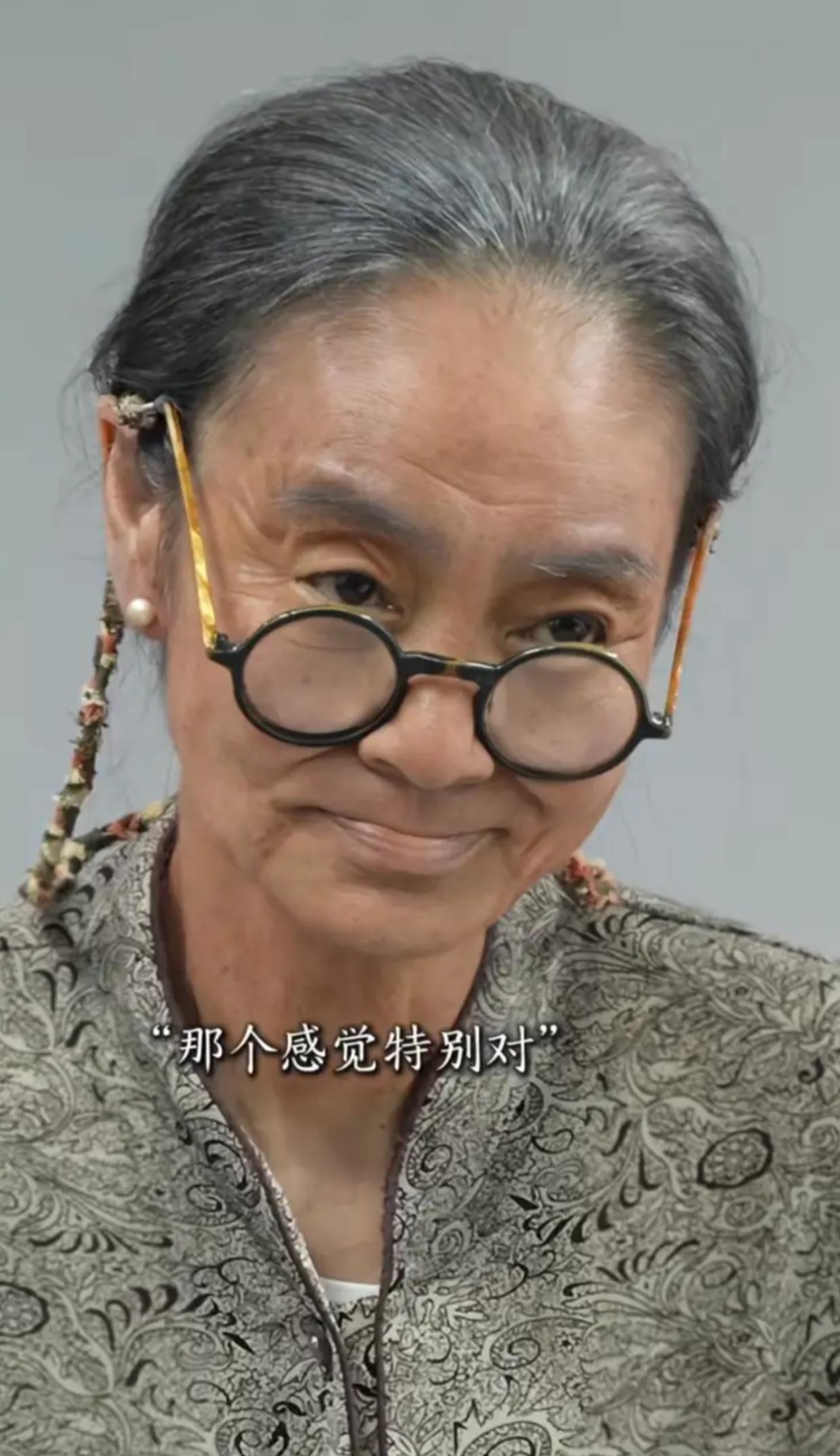 花白的头发，大脑门，一个老奶奶的形象，只能说现在的化妆术，真的是可以称为东方易容