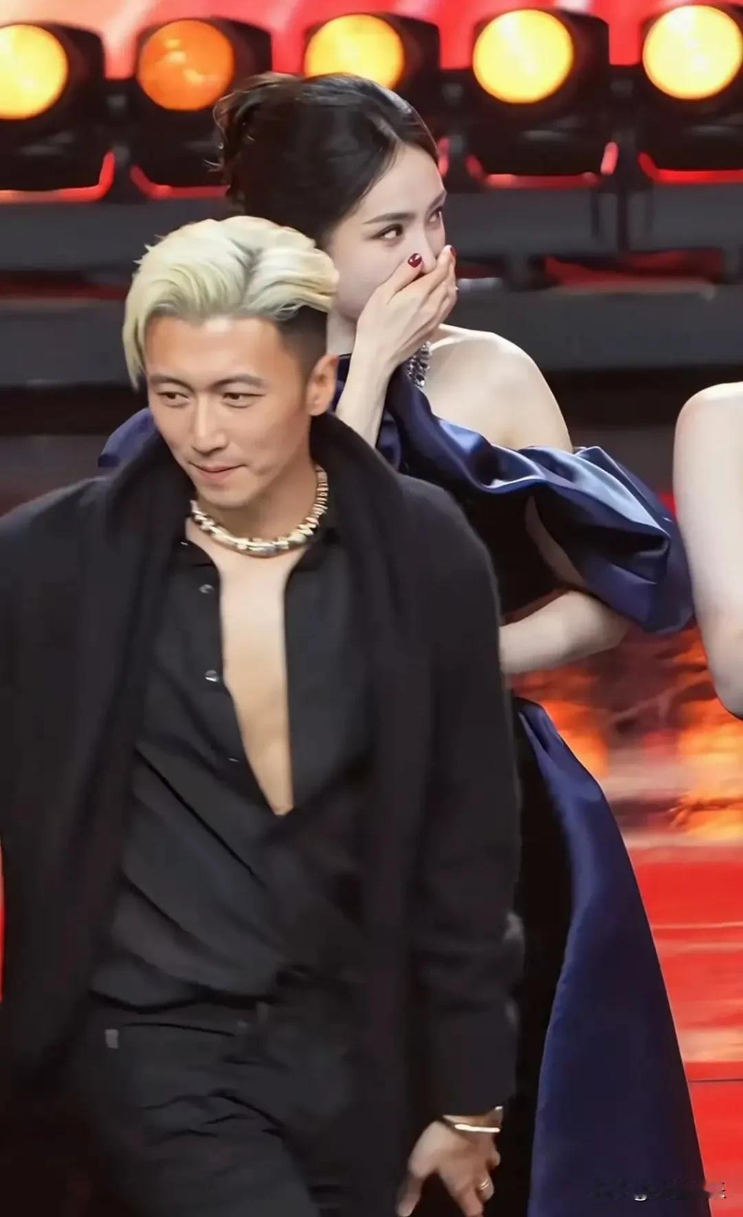 你们发现没？在微博之夜，杨幂看谢霆锋的眼神，简直跟我看到偶像时一模一样！ 这位在