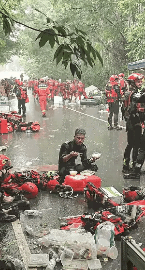 震撼！从消防员雨中吃盒饭让人又看到什么？此情此景，被感动者又有多少？

据说，此