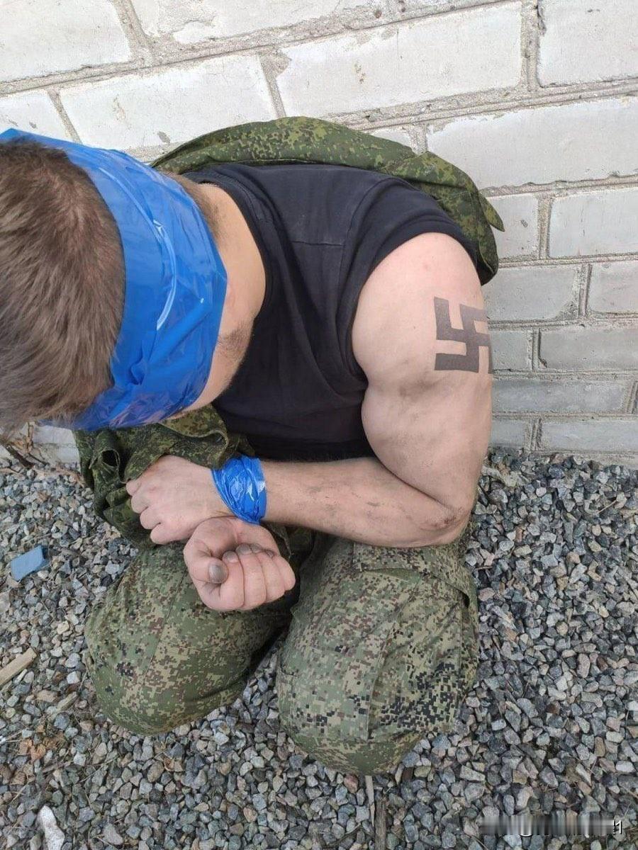 乌军抓获的俄罗斯那脆份子，这两名俄军身上纹有那脆标志。