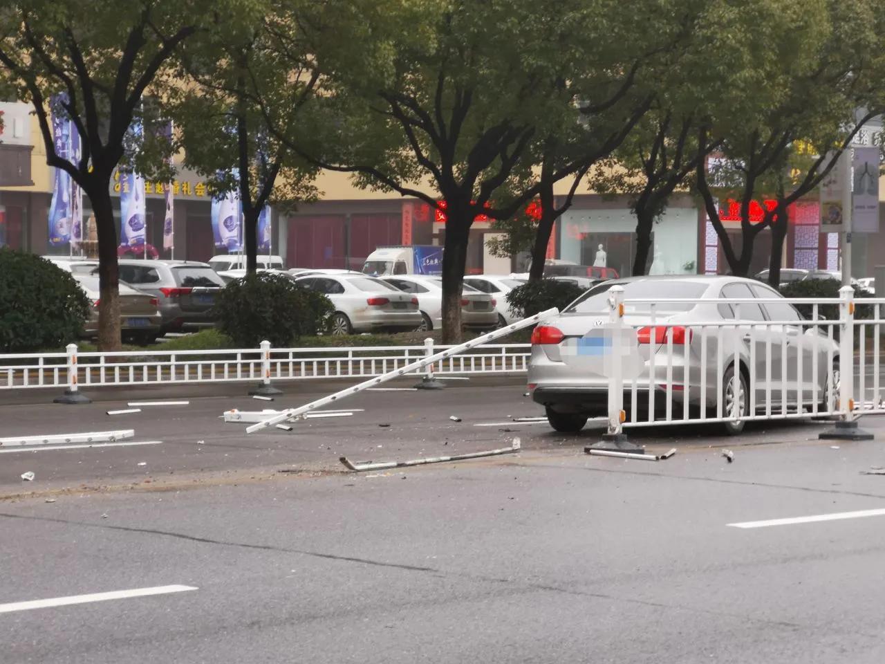 前几天开车碰坏了路中间的隔离栏杆，估计有几米长！没办法报警了！交警让我先到管护交