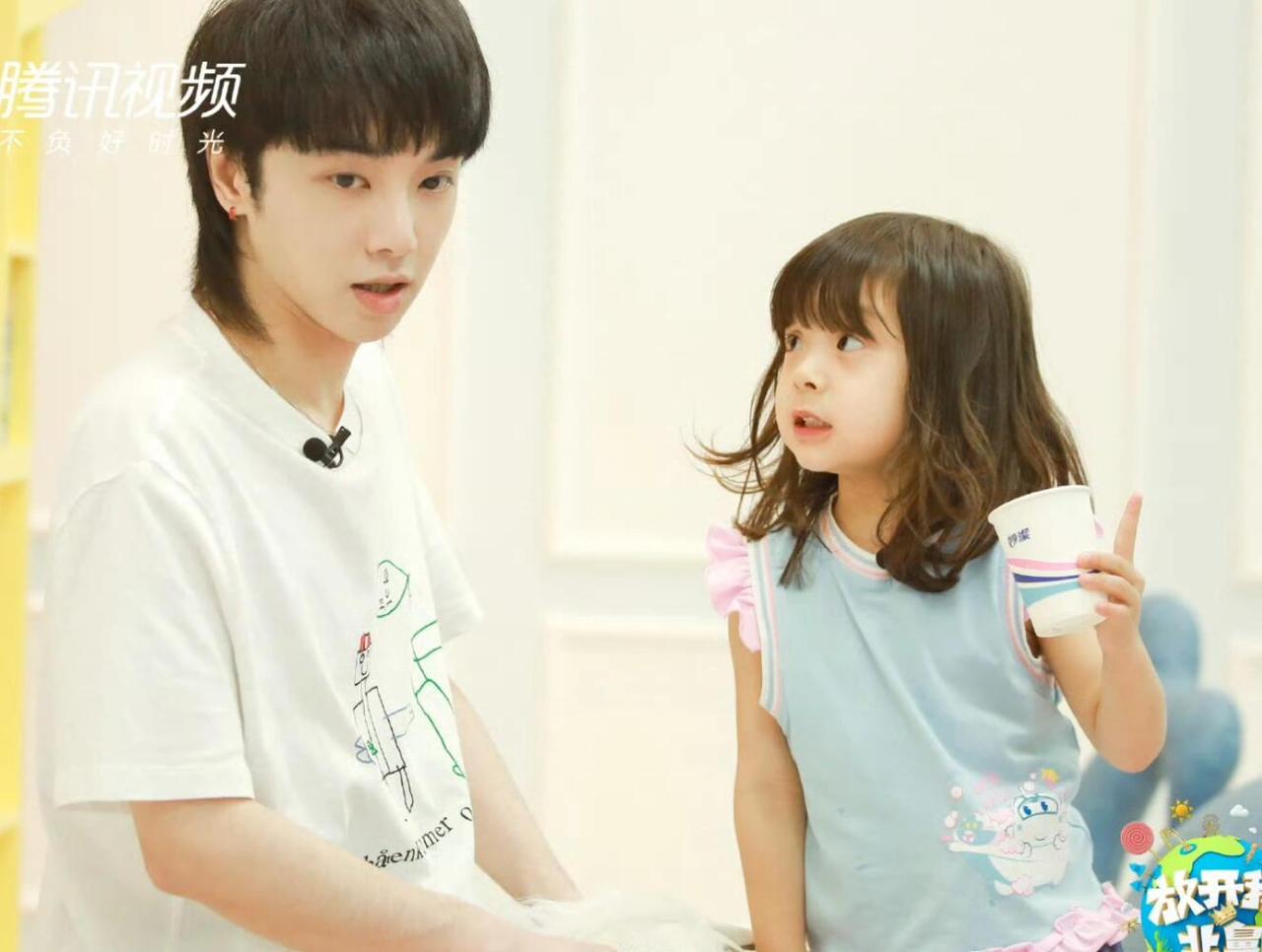从孤僻音乐人变成女儿奴：华晨宇的温柔蜕变
 
舞台上孤僻自我、沉浸音乐世界的华晨