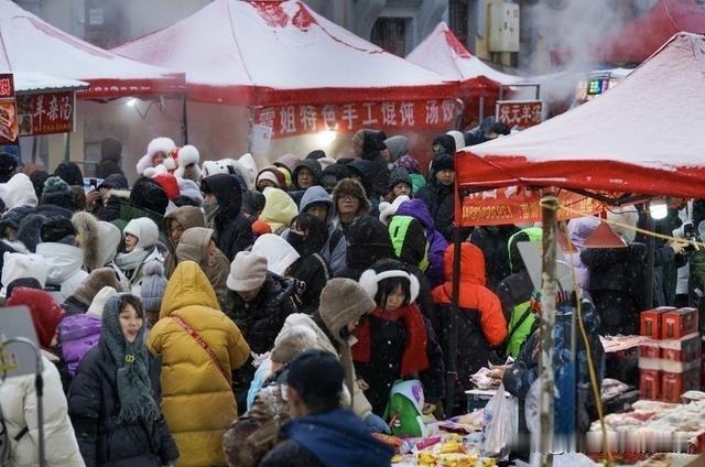 二月份逛哈尔滨红砖街早市，离火车站没多远，出门特别方便。

室外天寒地冻，气温冷