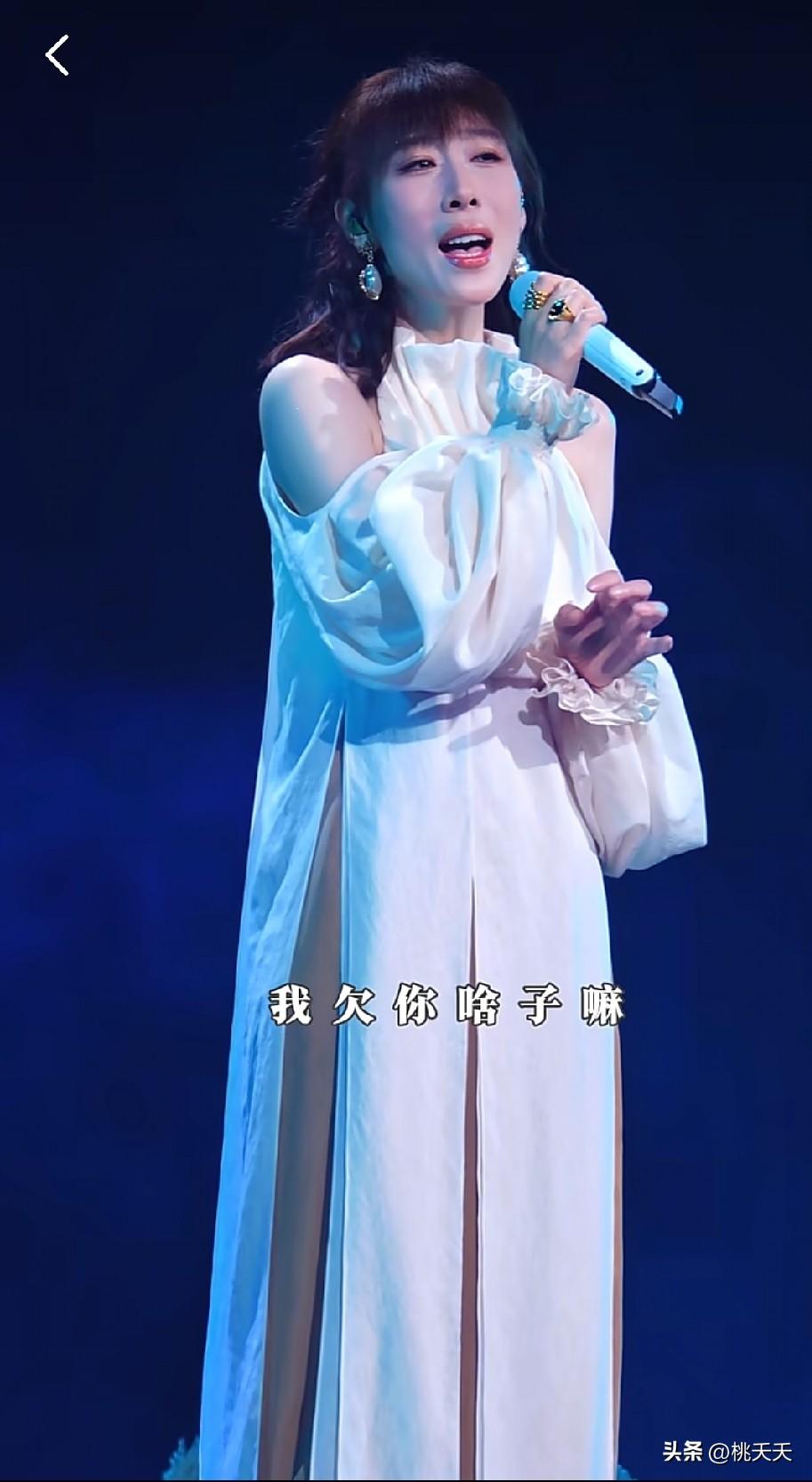 之前只知道她大学专业是导演系的，

只知道她演过话剧，专职是演员。

今天才知道