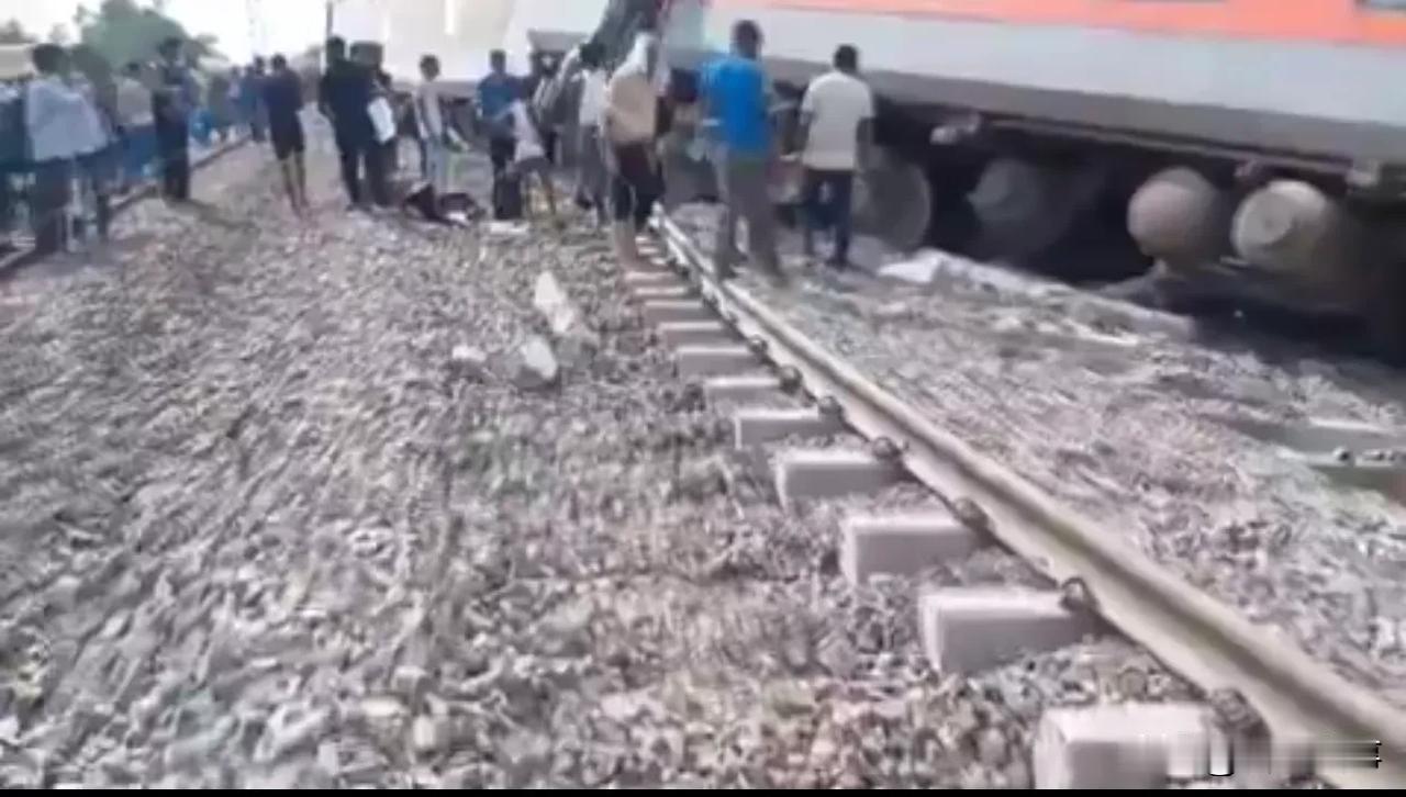 突发新闻！又一起火车事故！
来自印度最新消息，印度一辆火车在贡达附近发生脱轨事故