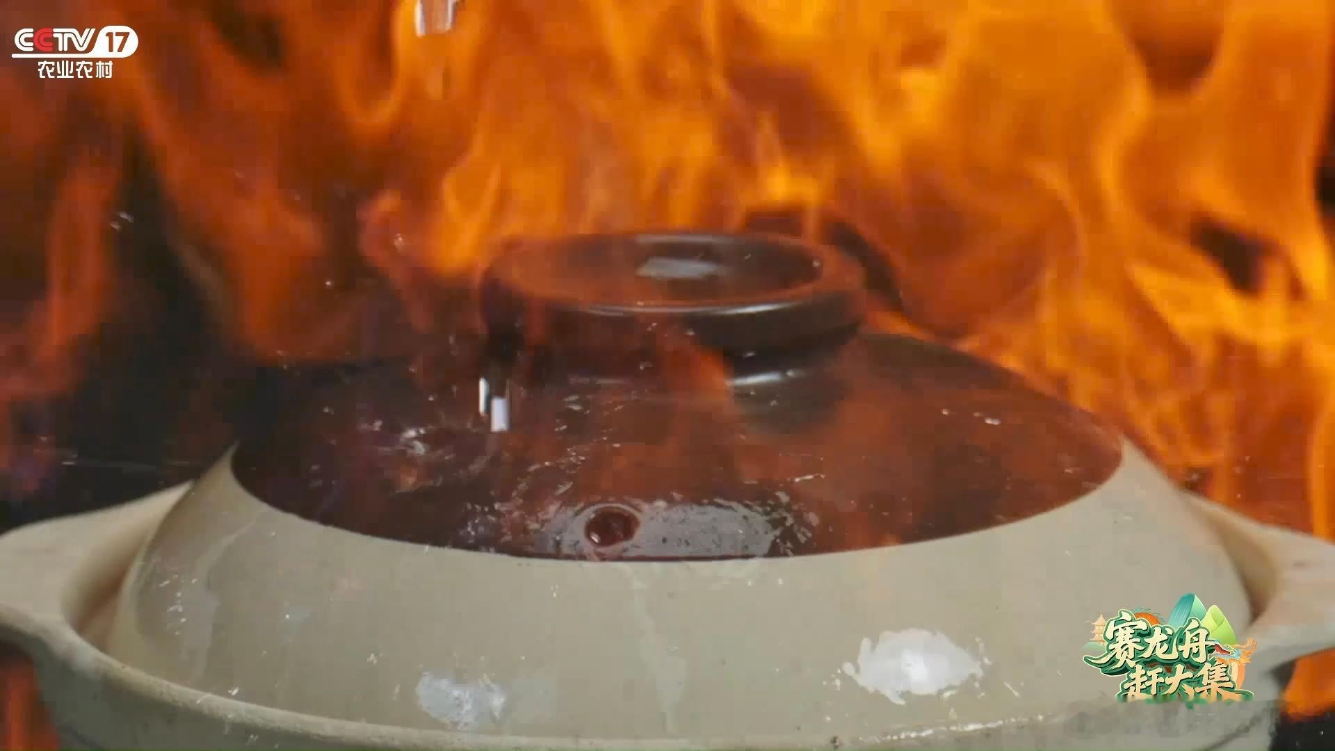 汕尾海上龙舟有多燃汕尾端午氛围感绝了烈日挡不住观赛热情，整条海岸线挤满游客，镜头