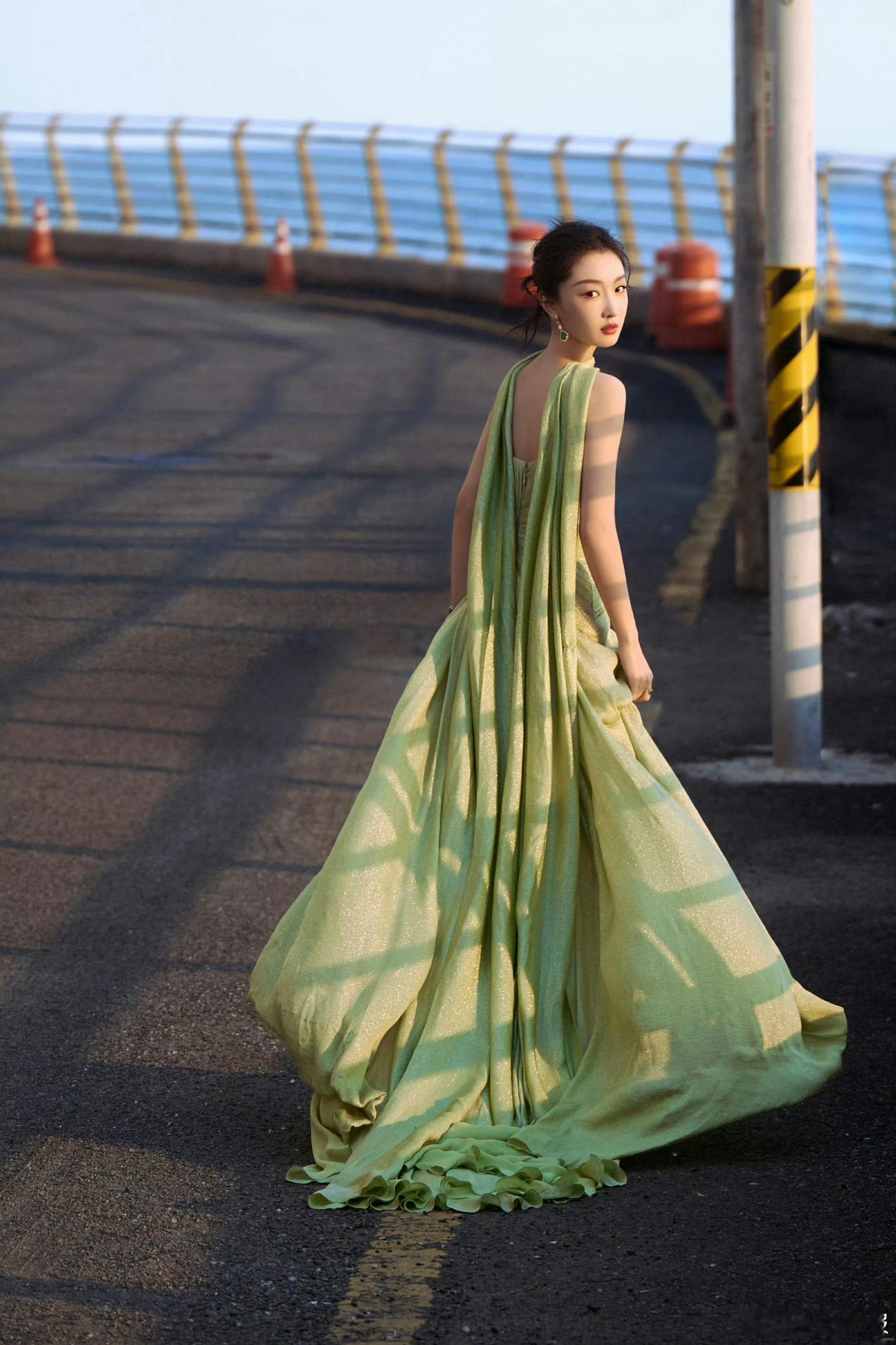 #周冬雨飘带浅绿长裙#光都那么刚好，周冬雨越来越好看啦 ​​​