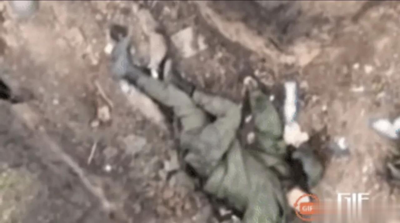 乌军公布的一段无人机视频。
一名瓦格纳士兵发现乌军无人机后，举枪射击无果，被乌军