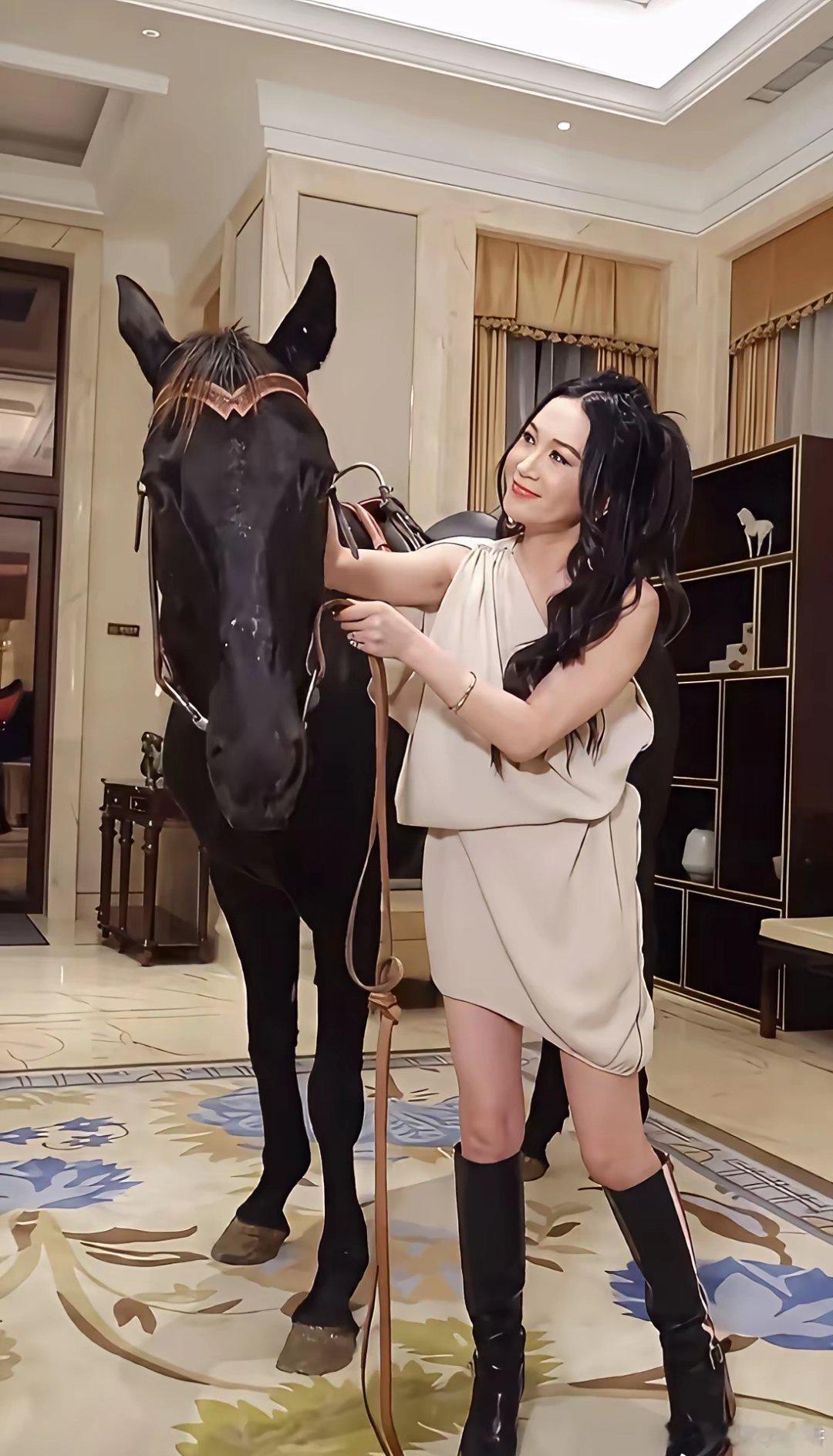 60岁的温碧霞太幸福了吧，老公买了两匹马给她过新年。马年买马，真亏他老公何祖光想