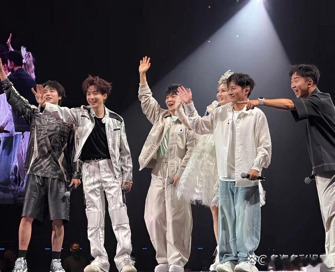 志颖来谢娜演唱会当嘉宾啦！两个人演唱好听又惊喜。 