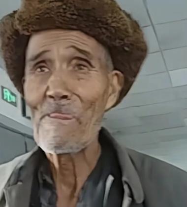 新疆89岁老人揣着一辈子积蓄独自看病，刚下火车钱就没了，急得直哭，谁料，民警了解