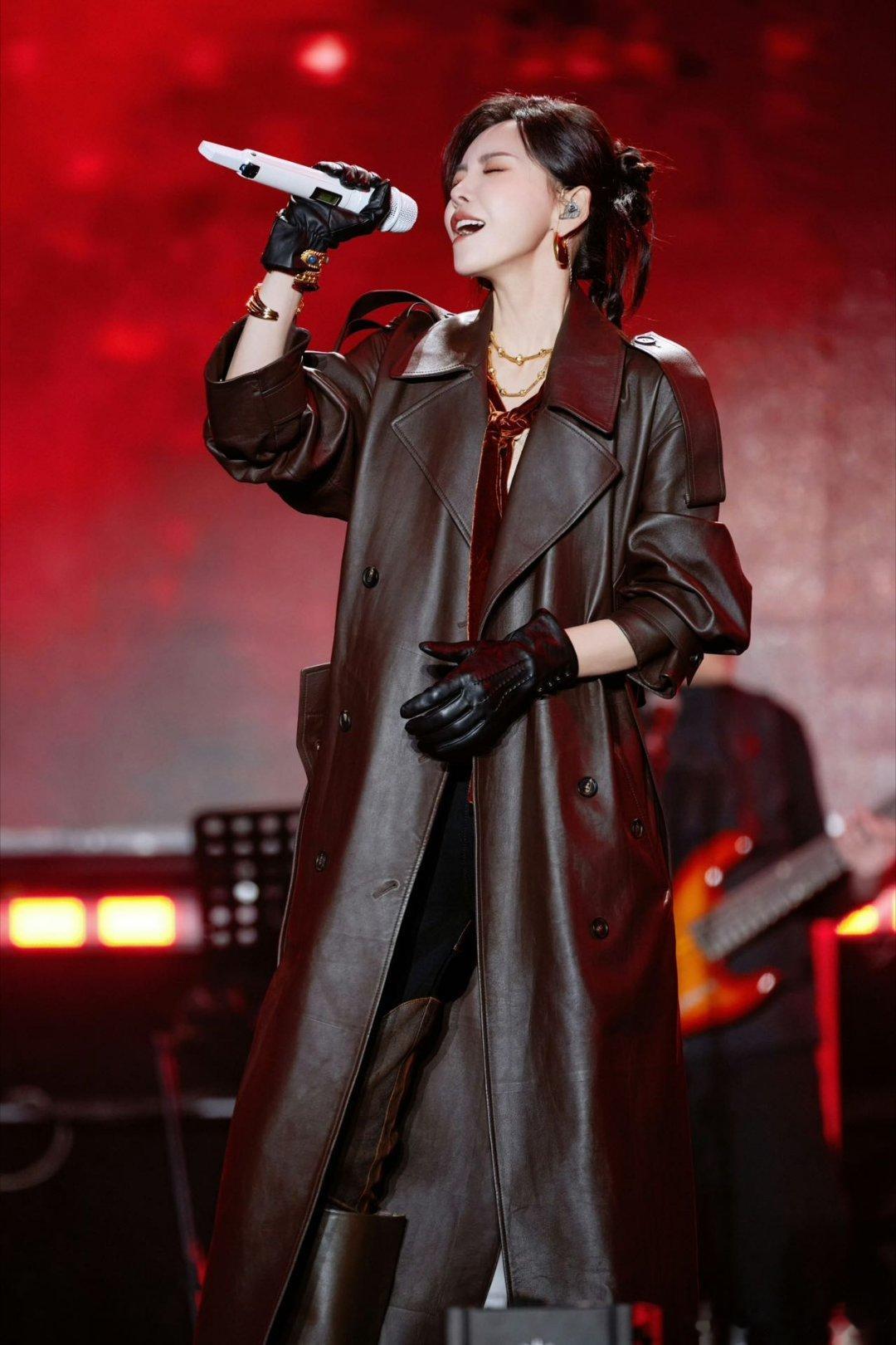 于文文被蔡卓妍结婚吓一跳头回见于文文打这么多标点符号，可见内心有多崩溃，这哪是同