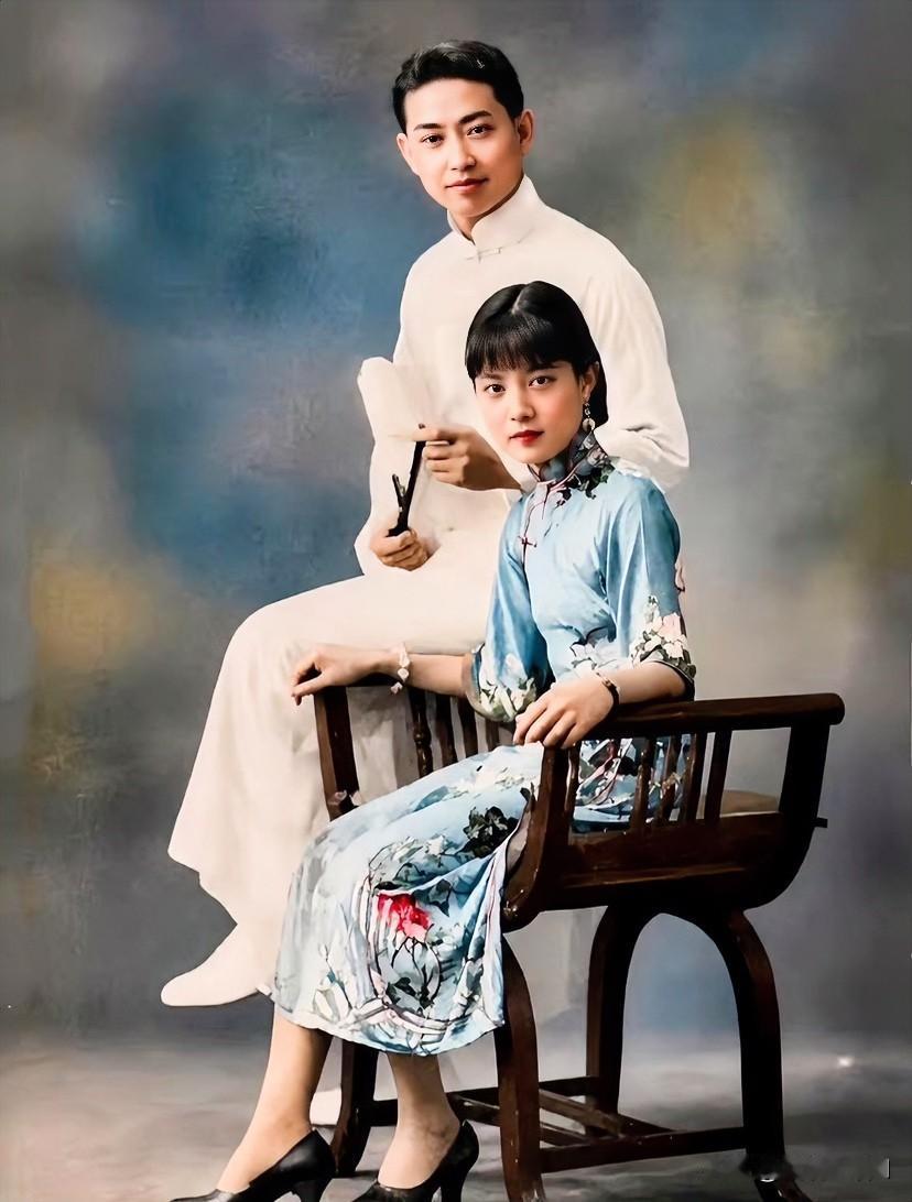 1928年，梅兰芳长衫马褂，温和含笑，一派君子之风；身边的孟小冬短发旗袍，清冷中