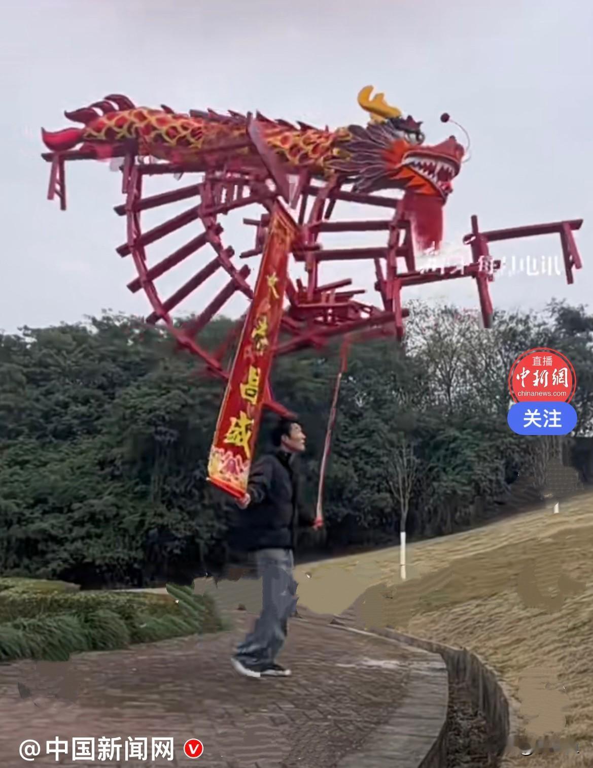 近日，河北一跟随父母学杂技20多年的小伙，用24条板凳组成120斤重的“板凳美龙