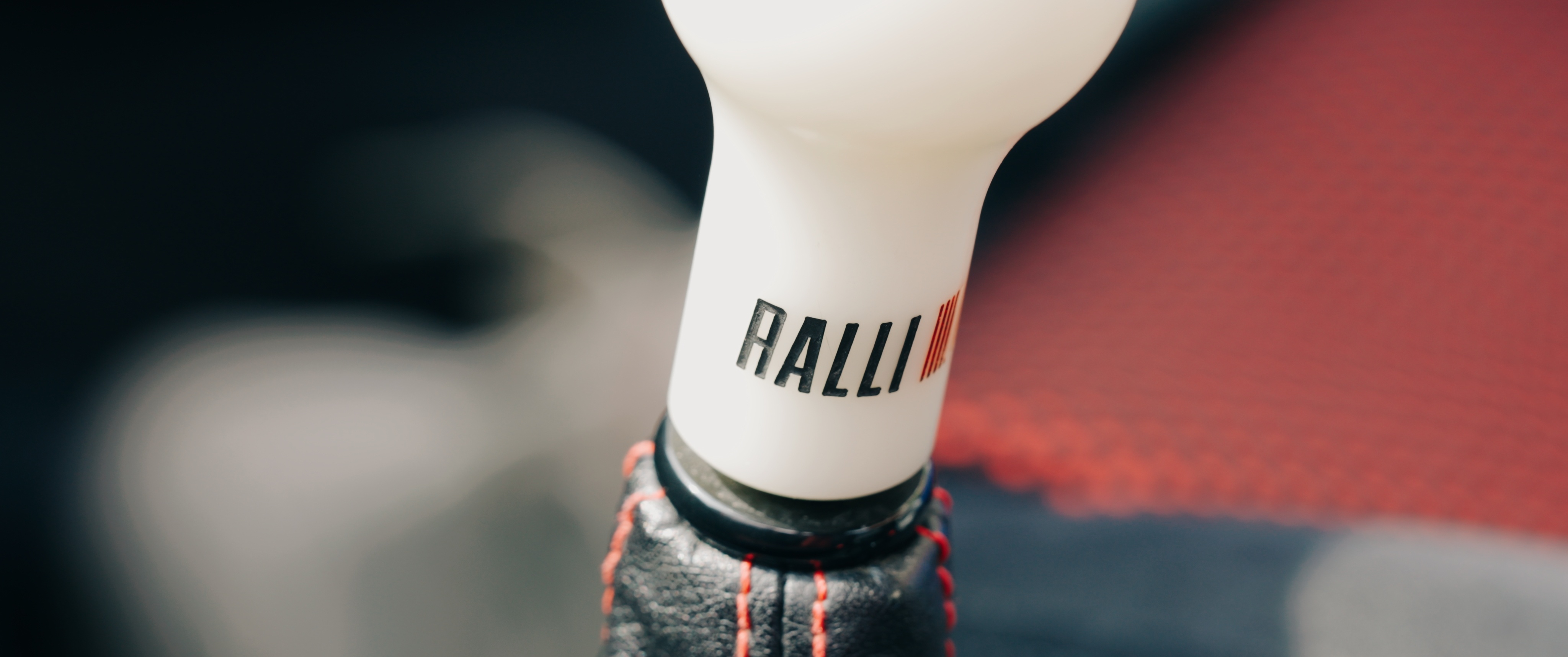 这个大尾翼太吸睛了，导致很多跟在后面的车都蠢蠢欲动。深圳好多车SOMECAR我与