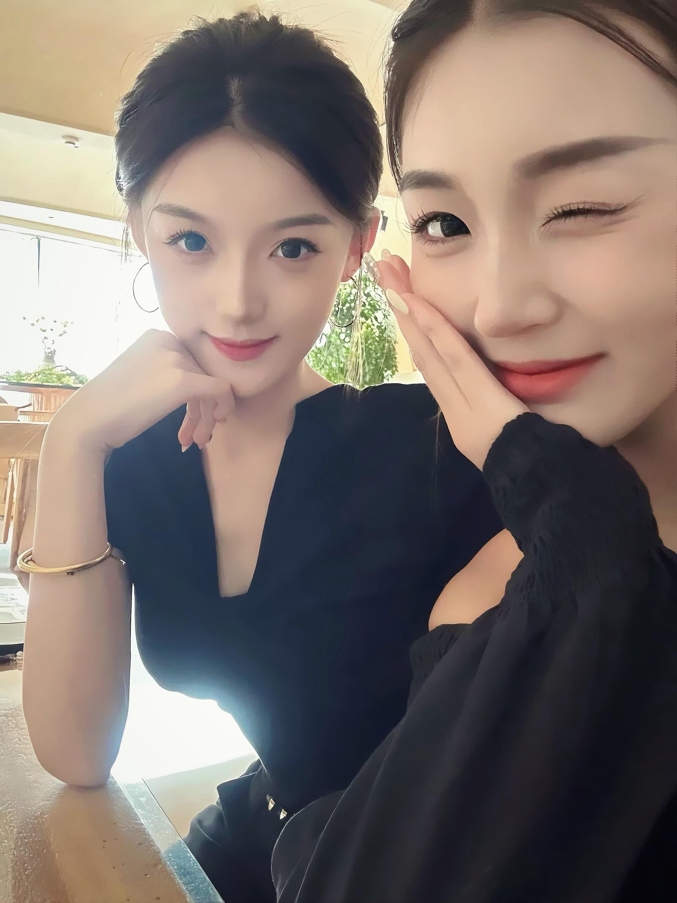 我就像一团很容易被情绪揉皱的纸 而你总会拎着熨斗适时出现 一点一点把我...