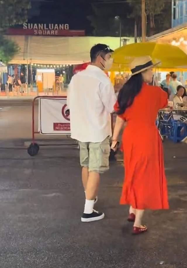 杜江夫妇泰国度假，坐三轮车出行，霍思燕体态匀称看着软玉温香。9月22日，有网友分